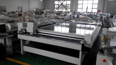 यूवी प्रिंटर Flatbed कार्टन बॉक्स बनाने की मशीन, कालीन काटना मशीन 1230 एमएम / एस